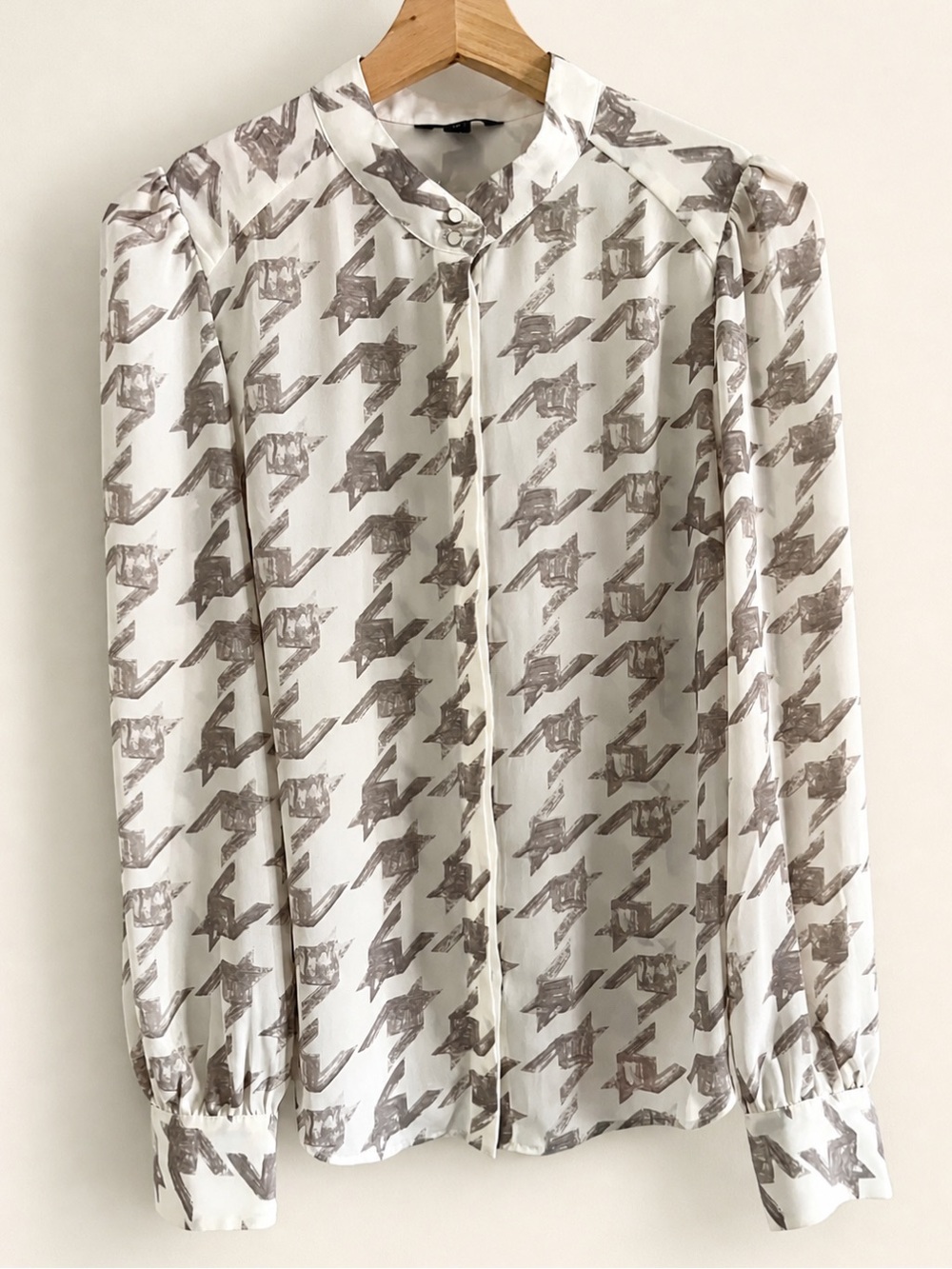 RW&Co Cream Abstract Print Blouse Size Small Workwear Top